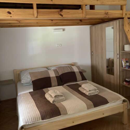 Întreaga unitate întreaga unitate cu terasă pentru 4 pers. (se inchirieaza doar integral) (se poate solicita pat suplimentar)