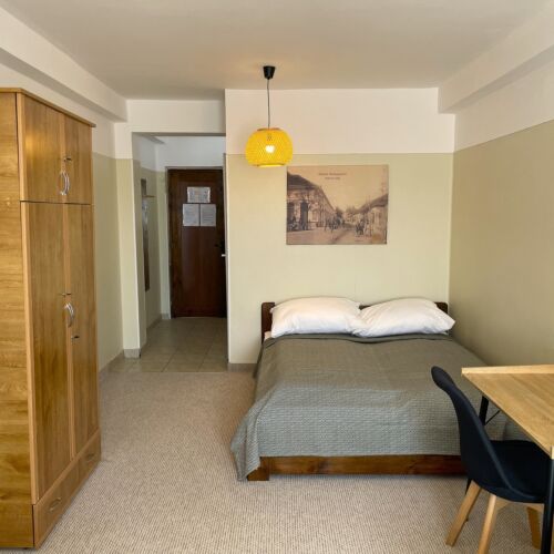 Camera cvadrupla la etaj cu baie