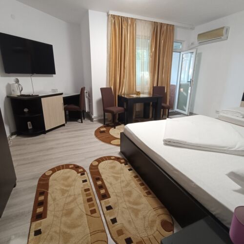 Camera tripla la etaj cu balcon