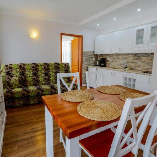 Apartament cu chicinetă proprie cu 2 camere pentru 4 pers.