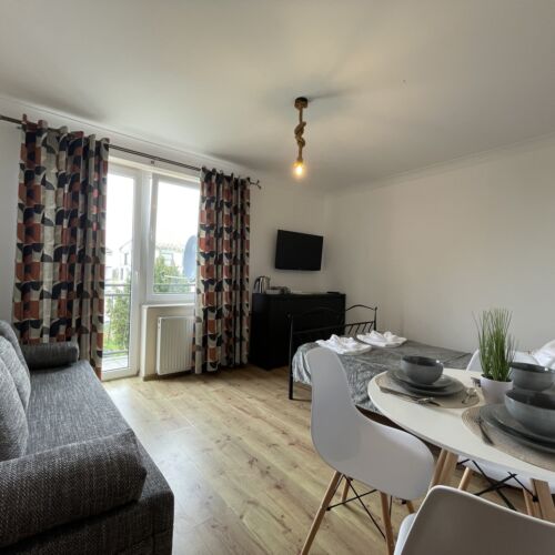 Pokój 8-osobowy z balkonem z widokiem na ogród