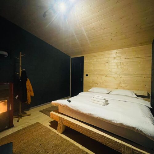 Cabană pentru 2 pers. (se inchirieaza doar integral)