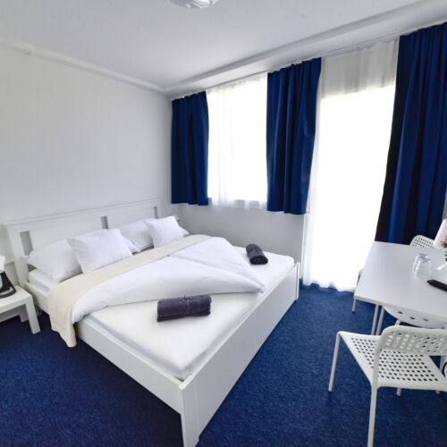 Classic Zweibettzimmer mit Badezimmer