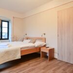 Apartman pro 4 os. se 2 ložnicemi s výhledem do zahrady na poschodí