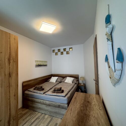 Apartament la parter parțial cu vedere spre lac pentru 4 pers. (se inchirieaza doar integral)