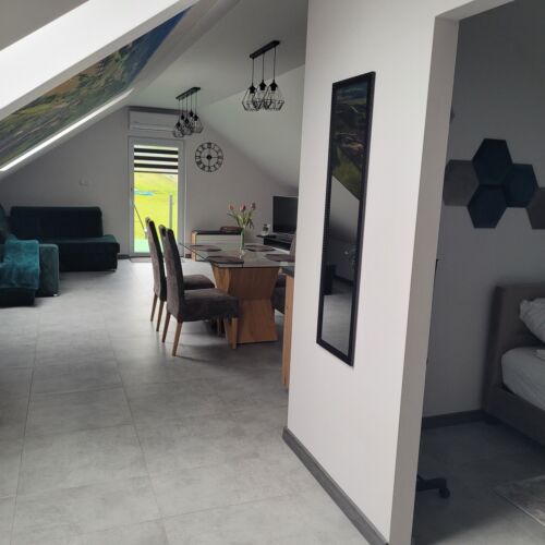 Apartament la mansardă cu vedere spre pădure cu 2 camere pentru 4 pers.