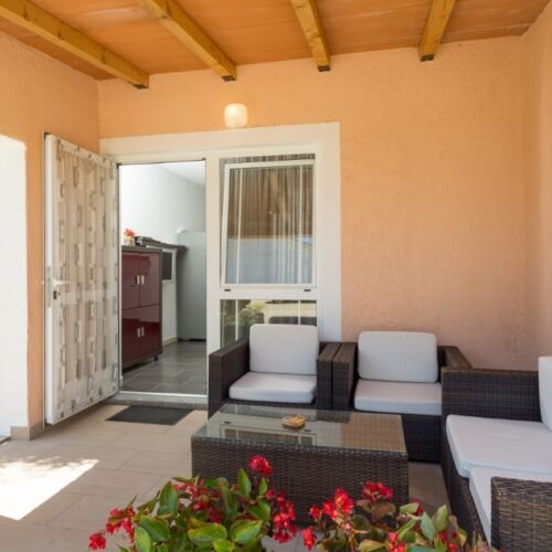 Apartament 4-osobowy z klimatyzacją z tarasem z 2 pomieszczeniami sypialnianymi A-7135-a