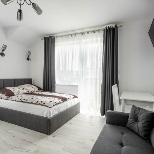 Camera cvadrupla la etaj cu chicinetă proprie