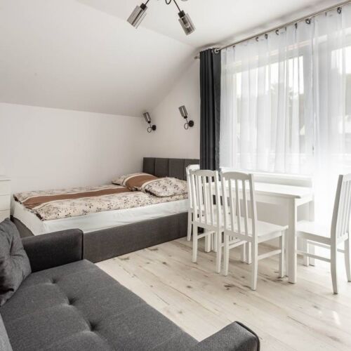 Camera cvadrupla la etaj cu chicinetă proprie