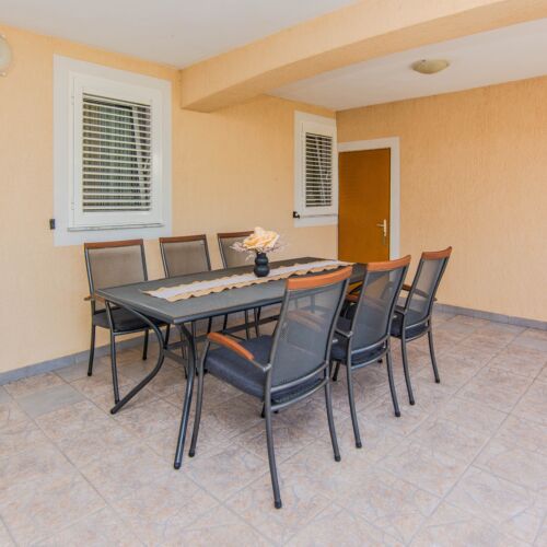 Apartament classic la parter cu 2 camere pentru 4 pers.