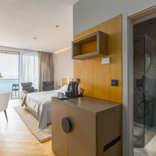 Pokoj s klimatizací s manželskou postelí s výhledem na moře