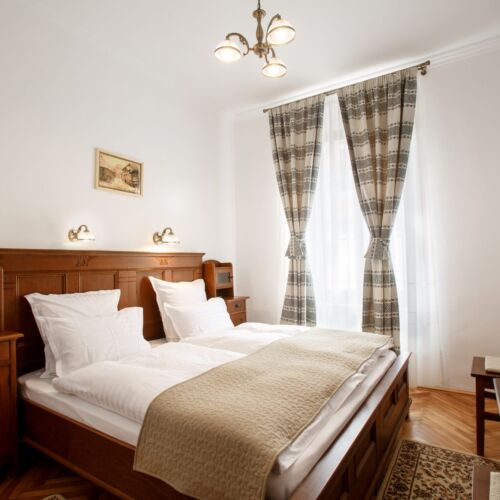 Camera dubla queen la etaj