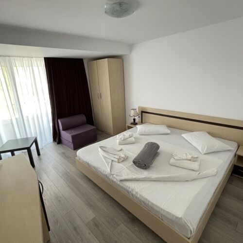 Camera Dubla cu 2 sezlonguri la plaja