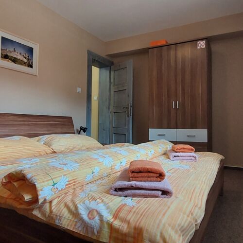 Apartman pro 5 os. se 2 ložnicemi s výhledem na hory na poschodí