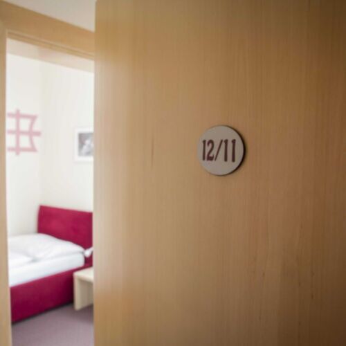 Pokoj s klimatizací se společnou koupelnou pro 1 os.