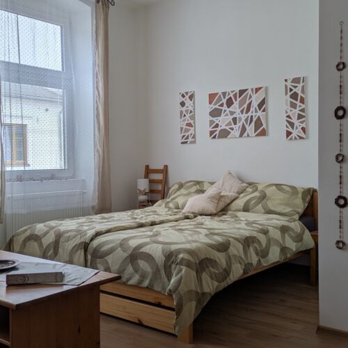 Pokoj s manželskou postelí na poschodí  (s možností přistýlky)