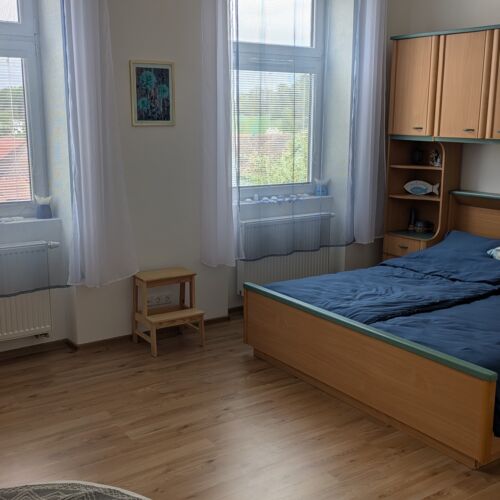 Pokoj s manželskou postelí na poschodí  (s možností přistýlky)