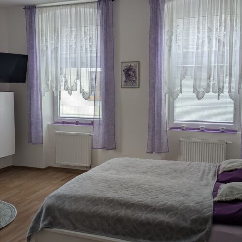 Pokoj s manželskou postelí na poschodí  (s možností přistýlky)