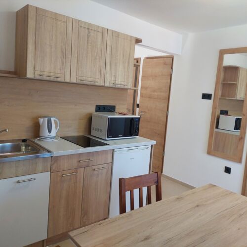 Apartman pro 3 os. se 2 ložnicemi s výhledem do zahrady na poschodí (s možností přistýlky)