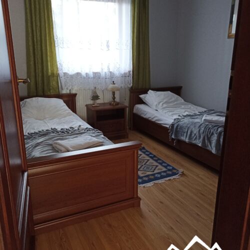 Apartament la parter cu chicinetă proprie cu 2 camere pentru 6 pers.