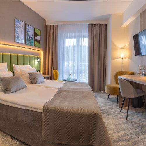 Camera twin superior la etaj