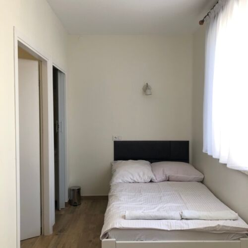 Pokoj s manželskou postelí