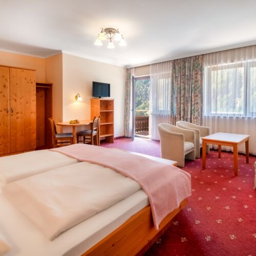 Familie Vierbettzimmer mit Aussicht auf die Berge