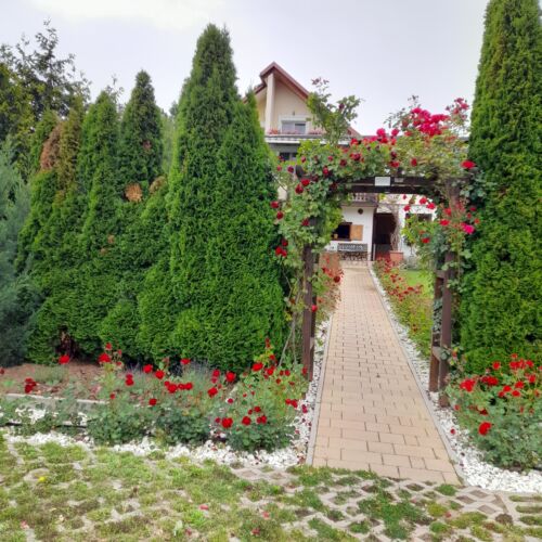 Pokoj s manželskou postelí v podkroví 