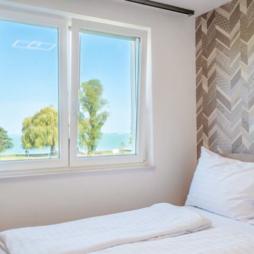 Apartament cu aer condiționat parțial cu vedere spre lac cu 3 camere pentru 6 pers.