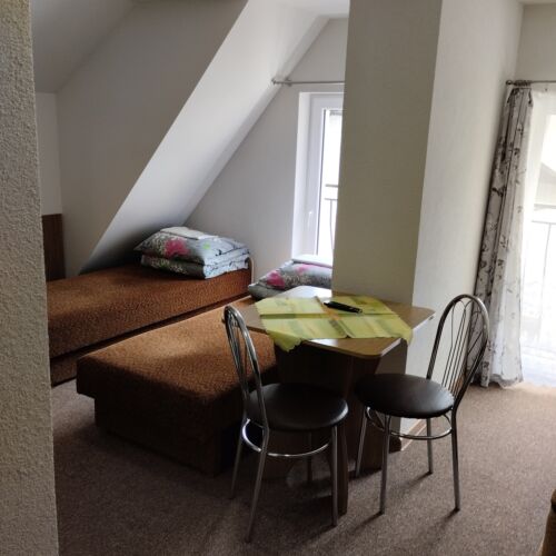 Pokój 4-osobowy na poddaszu z widokiem na góry (możliwa dostawka)