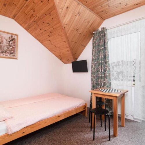 Pokoj s manželskou postelí s výhledem na les na poschodí