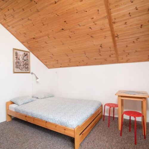 Pokoj s balkónem s manželskou postelí s výhledem na les