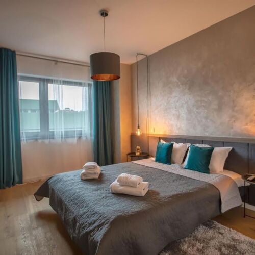 Apartman pro 4 os. se 2 ložnicemi s výhledem na město na poschodí