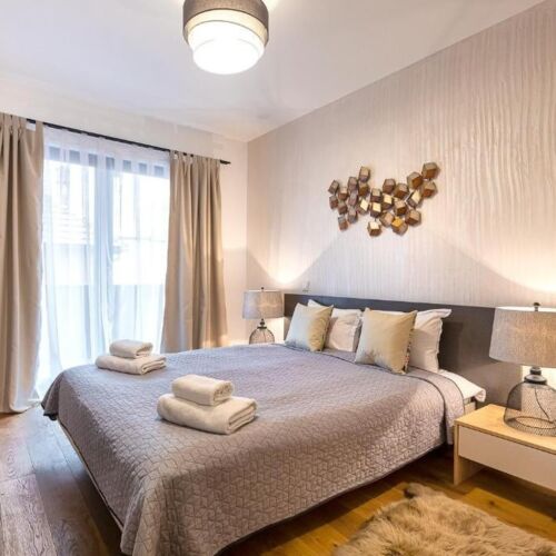 Apartman pro 4 os. se 2 ložnicemi s výhledem na město na poschodí