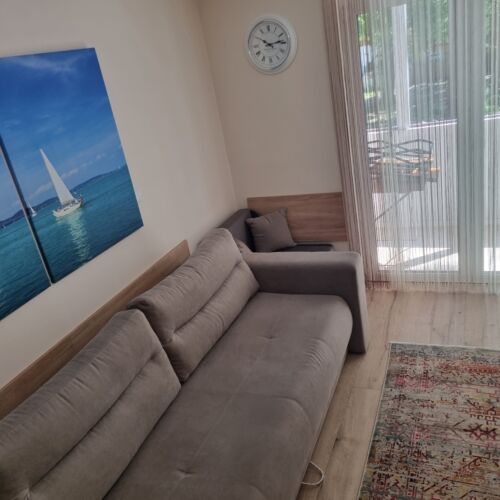 Apartament studio la etaj pentru 2 pers. (se inchirieaza doar integral)