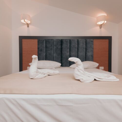 Pokoj s manželskou postelí na přízemí 