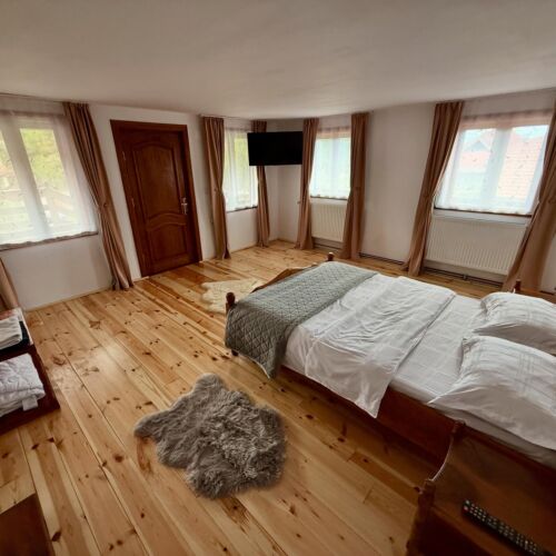 Casă de vacanță cu balcon cu baie pentru 10 pers. (se inchirieaza doar integral)