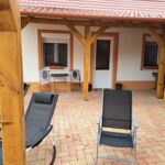 Udvarra néző földszintes 3 fős apartman 1 hálótérrel