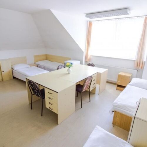 Camera tripla cu duș cu baie comună