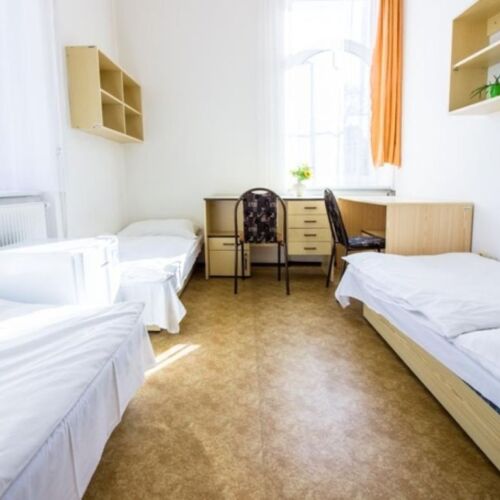 Camera tripla cu baie comună cu duș