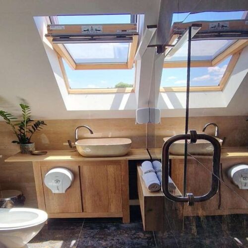 Camera dubla la etaj cu vedere spre parc