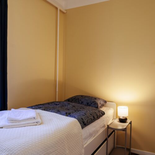 Camera single la parter cu baie