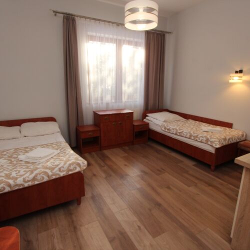 Pokój 3-osobowy z własną kuchnią z widokiem na ogród (możliwa dostawka)