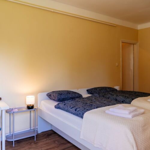 Camera twin la parter cu baie