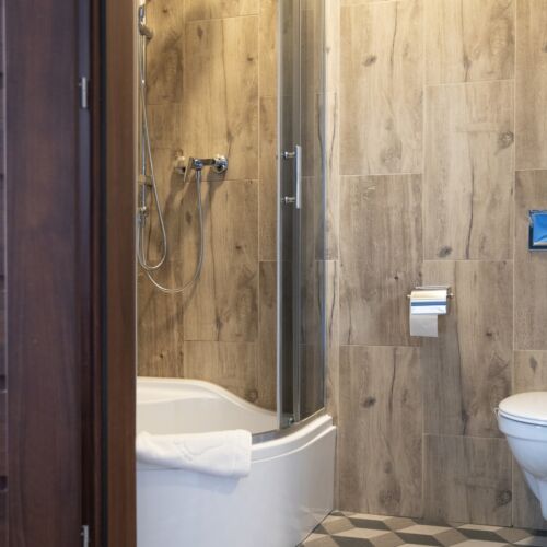 Pokój 2-osobowy z łazienką z klimatyzacją (możliwa dostawka)