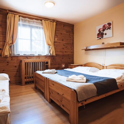 Camera tripla la etaj cu panoramă