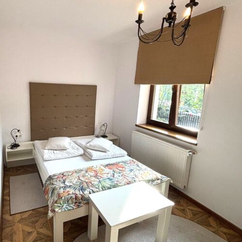 Pokoj s balkónem s manželskou postelí s výhledem na hory