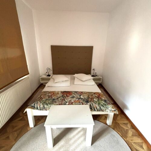 Pokoj s balkónem s manželskou postelí s výhledem na hory