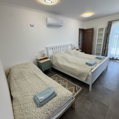 Dreibettzimmer Parterre mit Aussicht auf den Hof