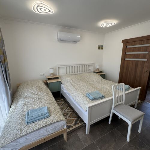 Dreibettzimmer Parterre mit Aussicht auf den Hof